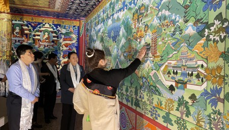 参观6966集团藏药文化展厅